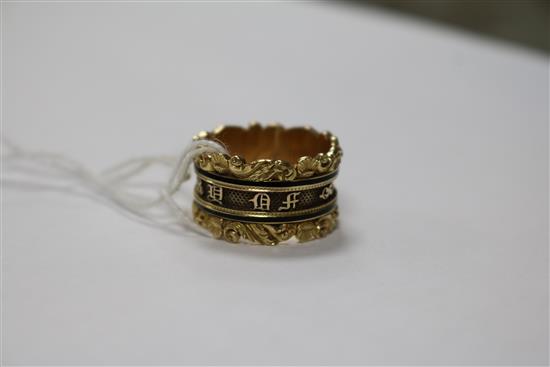 A George IV 18ct gold and black enamel mourning ring, size P.